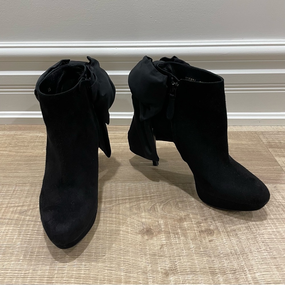 Alexander McQueen black suede platform high heel ankle bootie back bow size 38